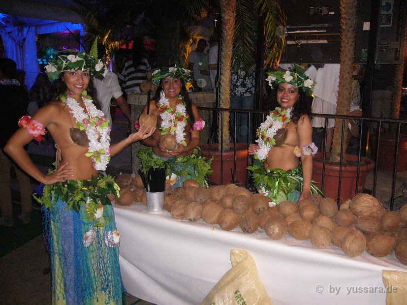 Das Hilgight, traditionelles Kokosnuss öffnen zur Begrüßung ihrer Gäste (20)